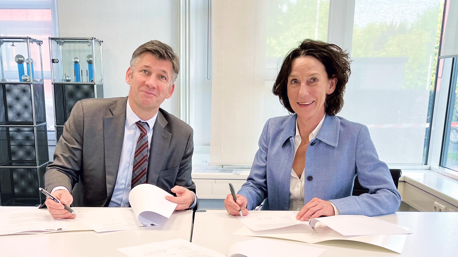 Martin Ripple (left) and Dr.-Ing. Beate Hüttermann (right) sign the cooperation agreement between ANCA and CemeCon