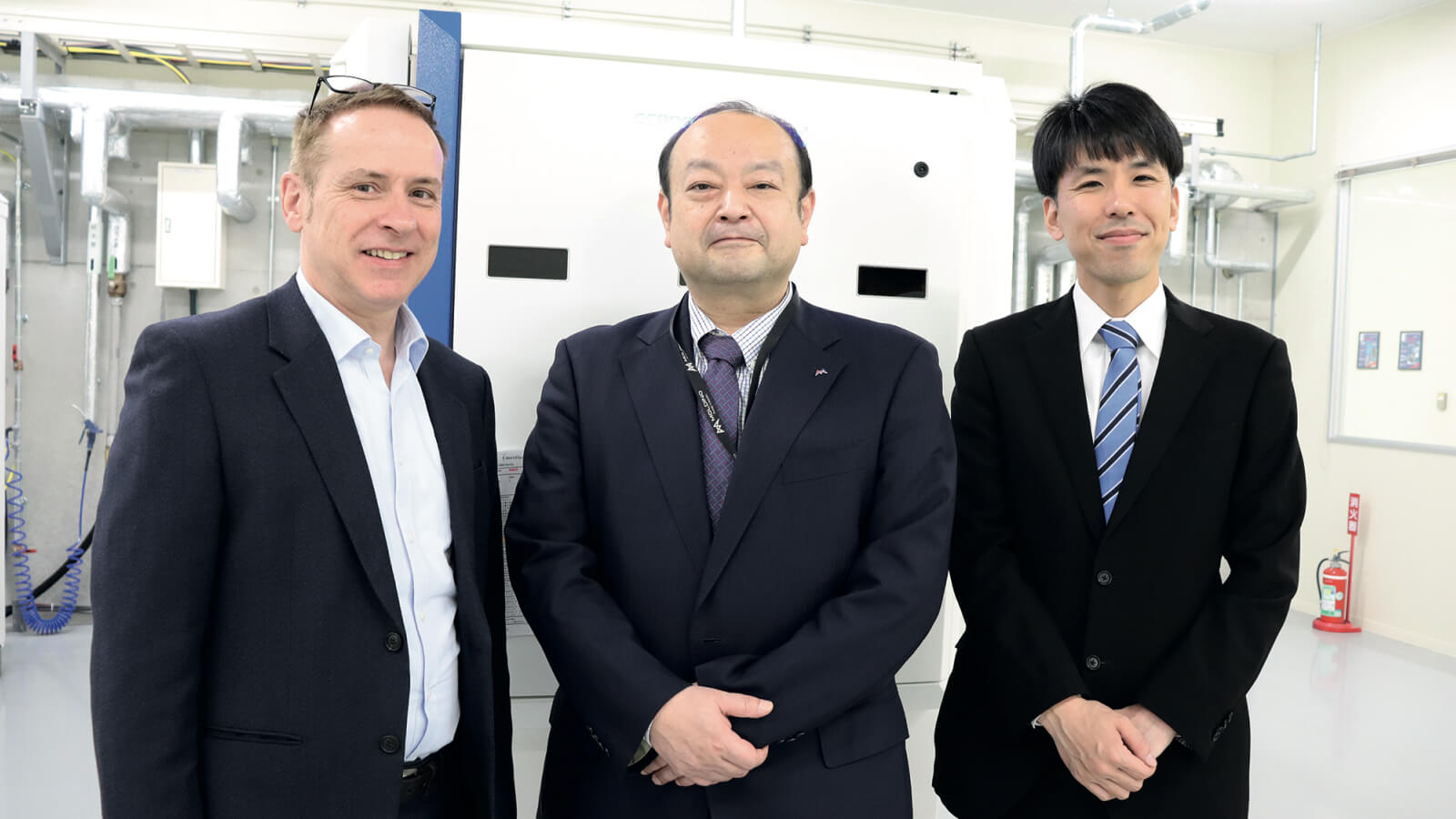 De gauche à droite : Alexander Marxer, directeur général de CemeCon K.K., Kazuyuki Kubota, directeur de l'usine MOLDINO à Narita, et Tomoya Sasaki, responsable du développement des matériaux chez MOLDINO.
