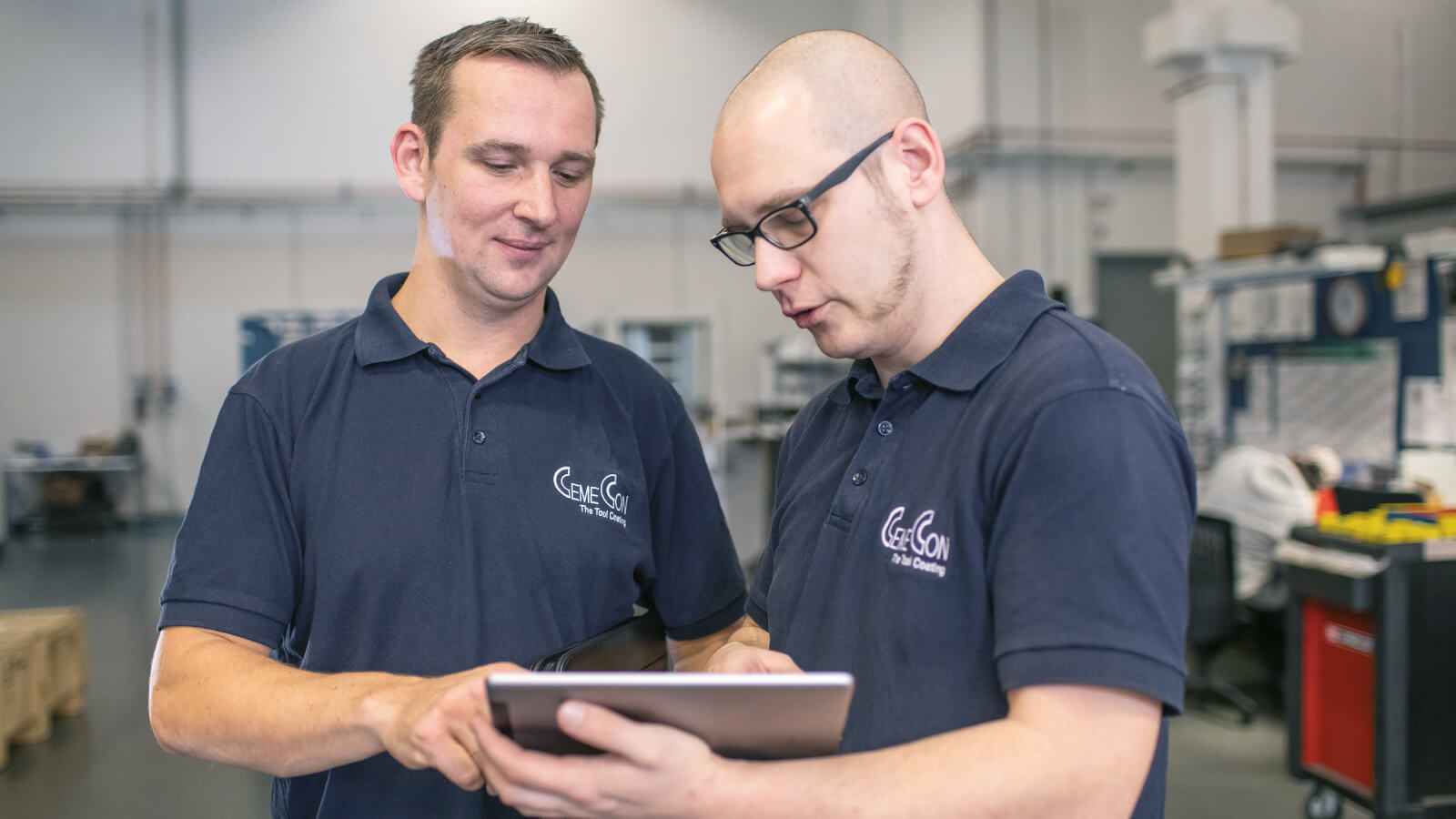 Two CemeCon employees in discussion – symbolizing reliable service partnership